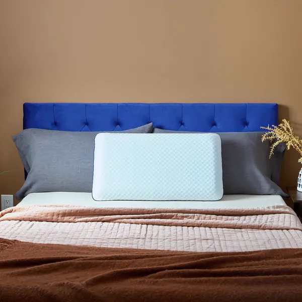 WEEKENDER Ventilated Gel Memory Foam Pillow, photo 2